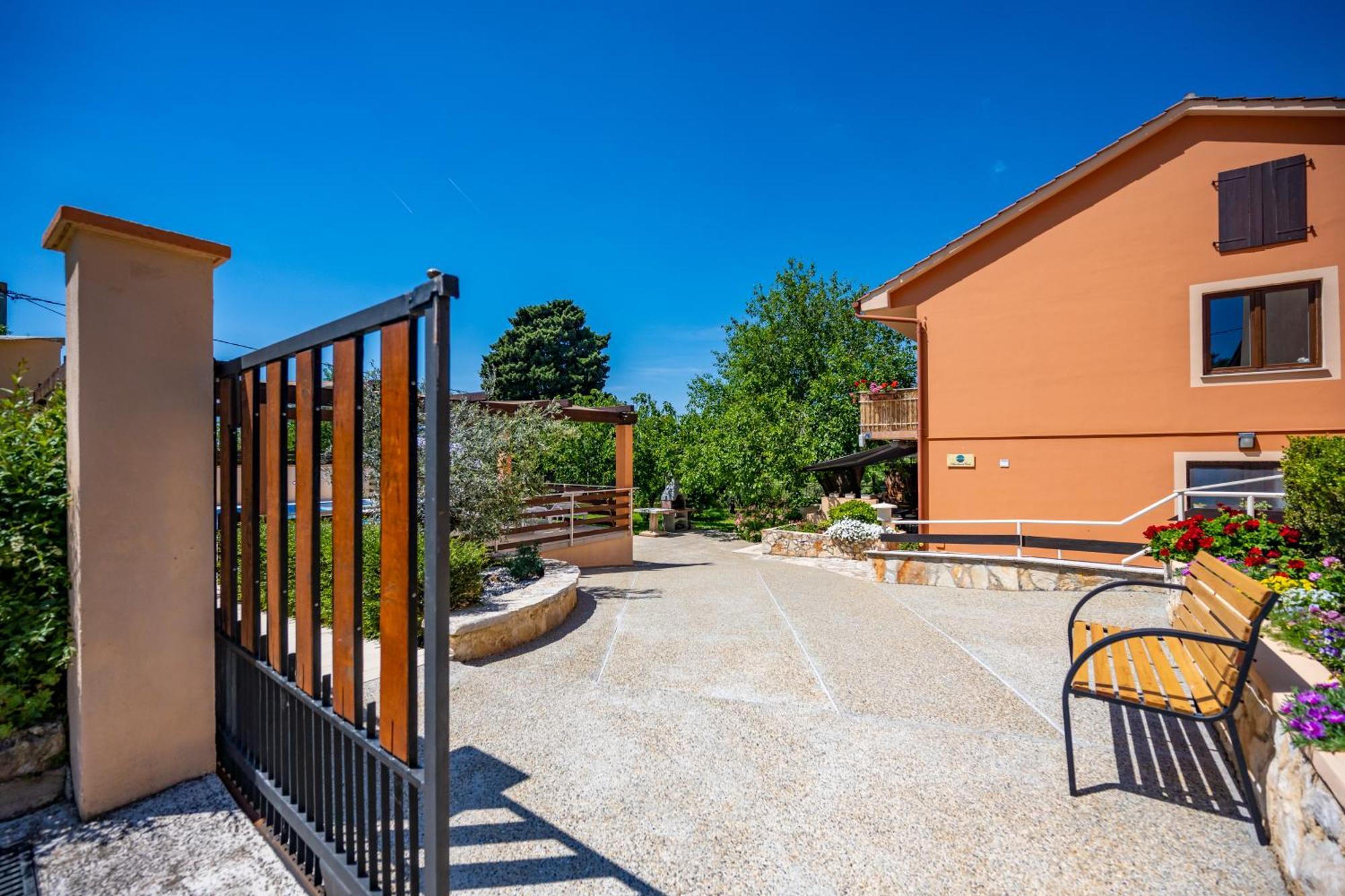 וינקורן E-M Apartments With Private Pool מראה חיצוני תמונה